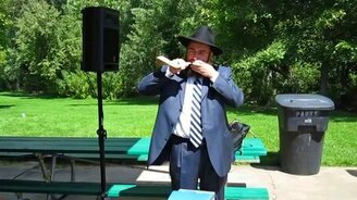 Собака засмущала еврея - смотреть видео (0:45)