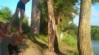 Навзничь с тарзанки - смотреть видео (0:09)