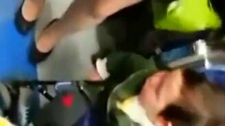 Малыш знает толк в женских ногах - смотреть видео (0:44)