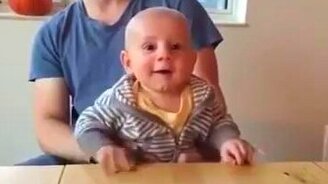 Ребёнок играет в воздухе на фортепиано - смотреть видео (0:26)