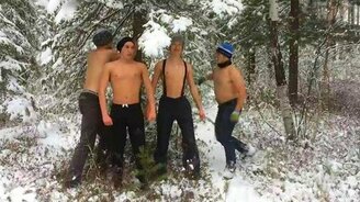 Парни встречают зиму - смотреть видео (0:03)