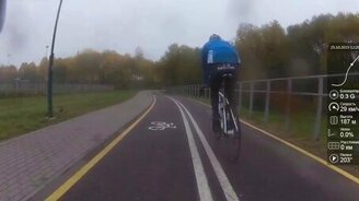 Маманя с коляской против велосипедиста - смотреть видео (0:20)