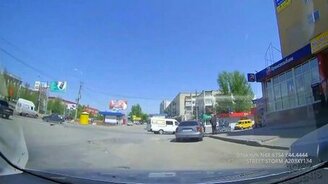 Внезапное открывание автодвери на дороге - смотреть видео (1:20)