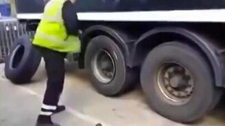 Мастерская смена грузовой шины - смотреть видео (2:10)