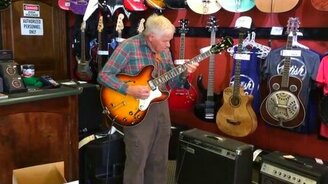 Дедушка проверяет гитару - смотреть видео (1:27)