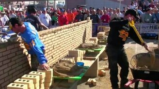 Соревнования по укладке кирпичей - смотреть видео (0:43)