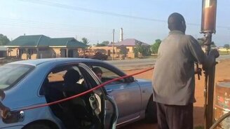 Частная африканская заправка - смотреть видео (1:45)