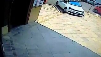 Дерзкий коняга понёс... - смотреть видео (0:39)