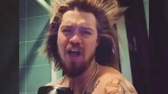 Как нужно сушить волосы феном - смотреть видео (0:15)