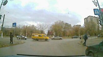 Жёсткое падение девушки на переходе - смотреть видео (0:39)