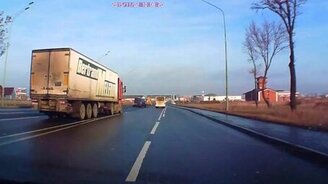 Виртуозный объезд водителя фуры - смотреть видео (0:33)