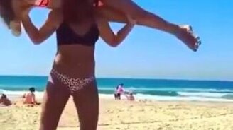 Сильные девушки на пляже - смотреть видео (0:15)