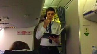 Стюард поздравляет пассажира - смотреть видео (1:19)