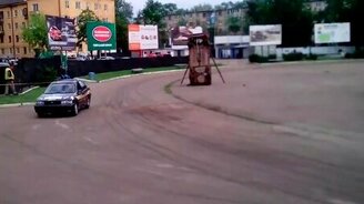 Автомобиль распадается на две части - смотреть видео (0:31)