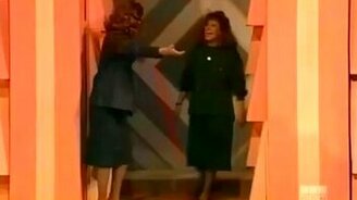 Женщина исполняет музыку на щеках - смотреть видео (0:50)