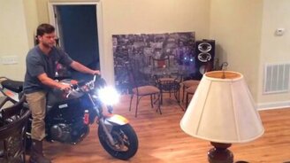 Мотоциклист в гостиной - смотреть видео (0:15)