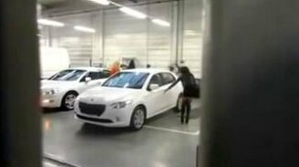 Две девушки забирают машину из сервиса - смотреть видео (0:42)