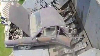 Машина, поедающая машины - смотреть видео (3:29)