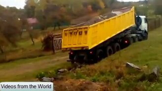 Самосвал неудачно разгрузился - смотреть видео (1:07)