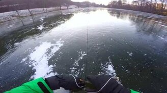 Зимнее развлечение на ледяном озере - смотреть видео (0:36)