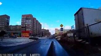 Сбежавший табун в городе - смотреть видео (0:35)