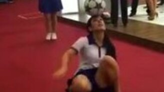 Футбольный фристайл на каблуках - смотреть видео (0:47)