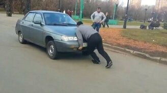 Мужчина-бык против десятки - смотреть видео (0:29)