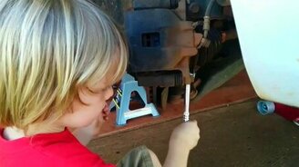 Пятилетний мальчик - и уже автослесарь! - смотреть видео (2:01)