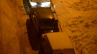 Когда зажали меж двух машин - смотреть видео (0:55)