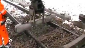 Замена шпал на железнодорожных путях - смотреть видео (3:16)