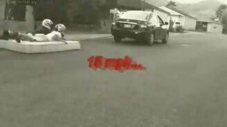 Испытание матраса на асфальте - смотреть видео (2:19)