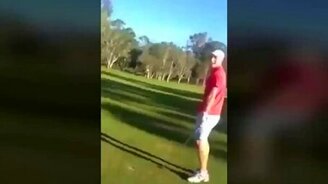 Кенгуру помешал гольфу - смотреть видео (0:25)