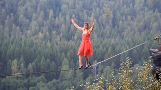 По канату на каблуках - смотреть видео (0:36)