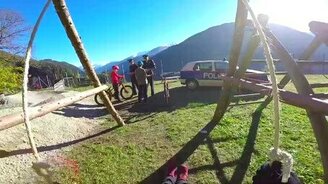 Увлекательный побег на велике - смотреть видео (2:00)