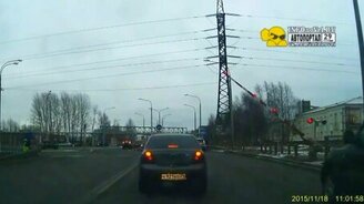 Шлагбаум проучил водителя - смотреть видео (0:32)