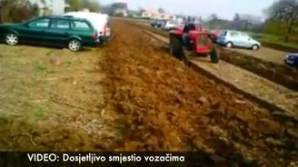 Фермер проучил непослушных водителей - смотреть видео (0:56)