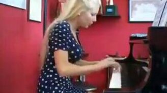 Быстрые пальцы у девушки - смотреть видео (1:44)