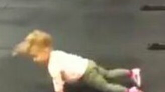 Маленькая ловкая спортсменка - смотреть видео (0:46)