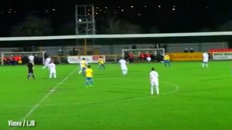 Магический гол в свои ворота - смотреть видео (0:40)