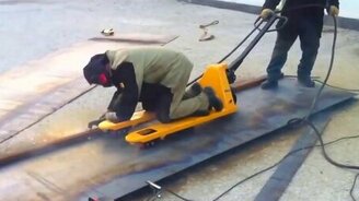 Просто и гениально: ровная резка металла - смотреть видео (0:27)