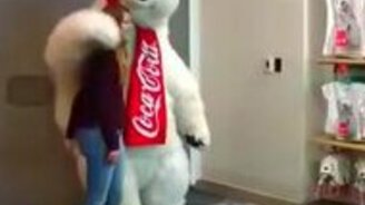 Позитивный человек в костюме белого мишки - смотреть видео (1:29)