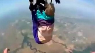 Прыжок с парашютом в 80 лет - смотреть видео (3:14)