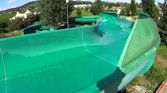 Непродуманная водная горка - смотреть видео (3:15)