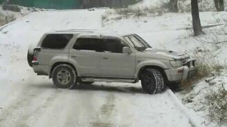 Внедорожник на гололёде на летних шинах - смотреть видео (2:34)