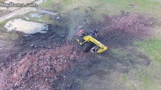 Разрушаем трубу экскаватором - смотреть видео (1:41)