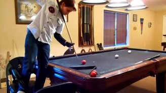 Маленький мастер бильярда - смотреть видео (2:02)