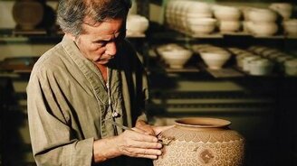 Кропотливая и красивая работа с керамикой - смотреть видео (6:00)