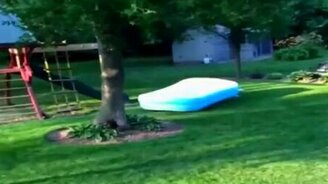 Неопознанный летающий матрас - смотреть видео (0:15)