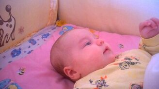 Малышка изображает доисторическую птицу - смотреть видео (0:09)