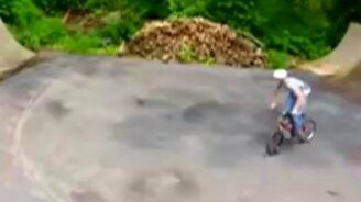 Велосипедист повис на дереве - смотреть видео (0:10)